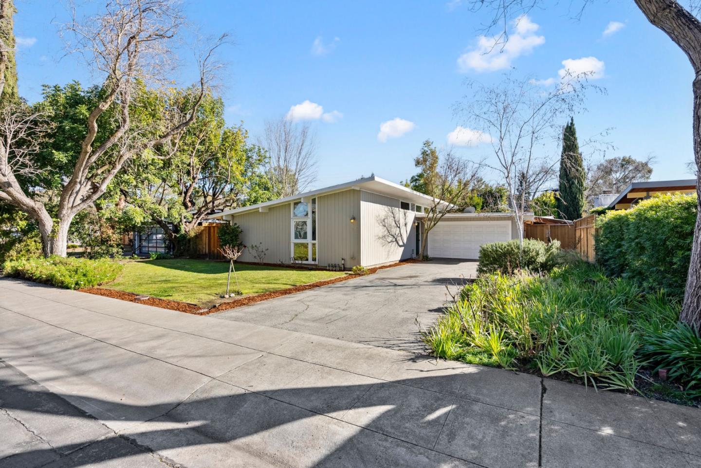 1079 Moffett Circle