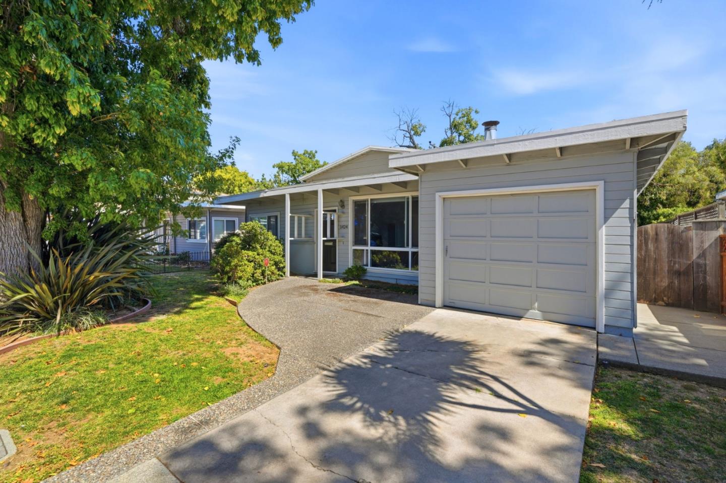 1424 Hemlock AVE