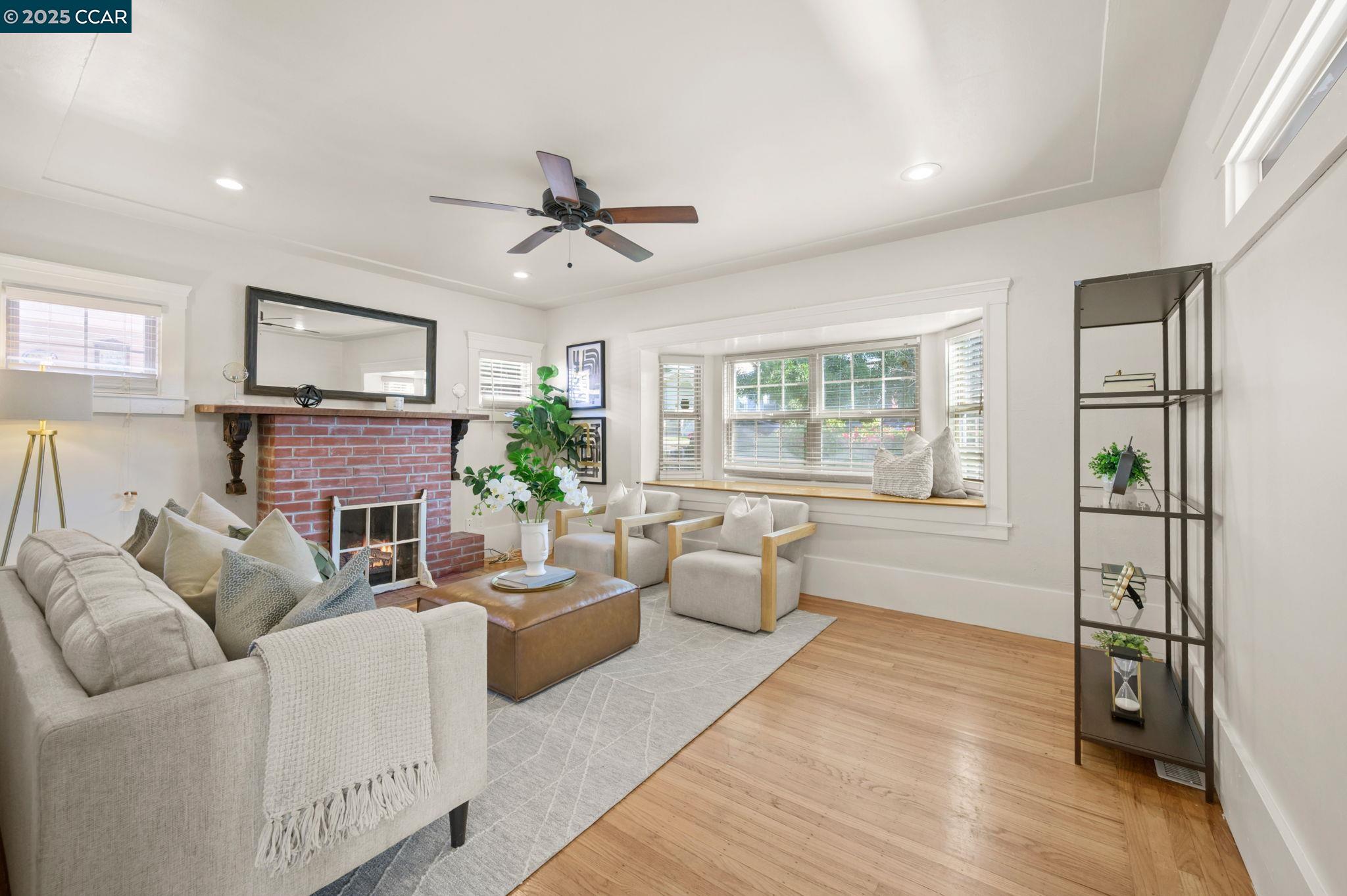 3927 Aqua Vista St