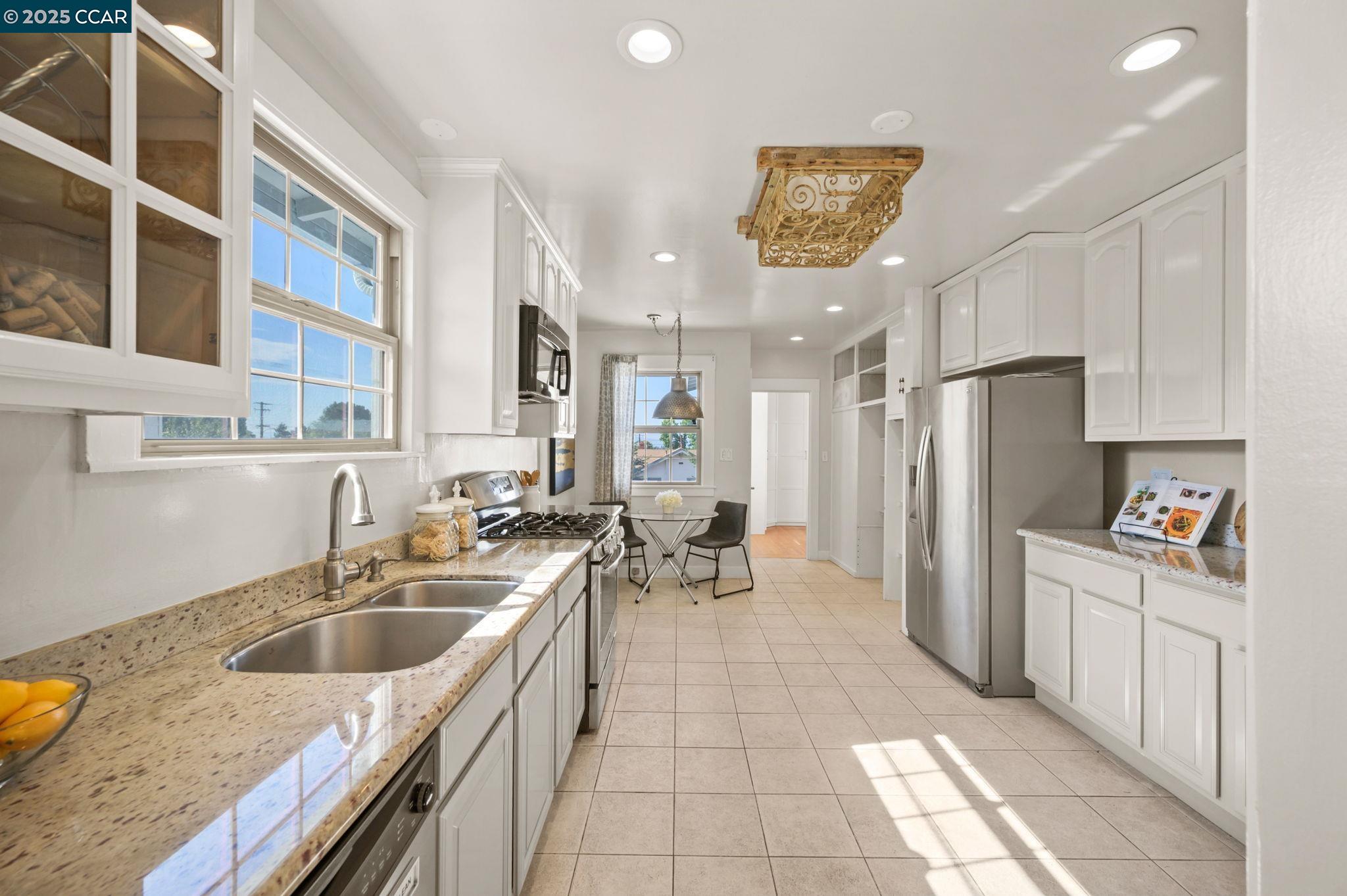 3927 Aqua Vista St