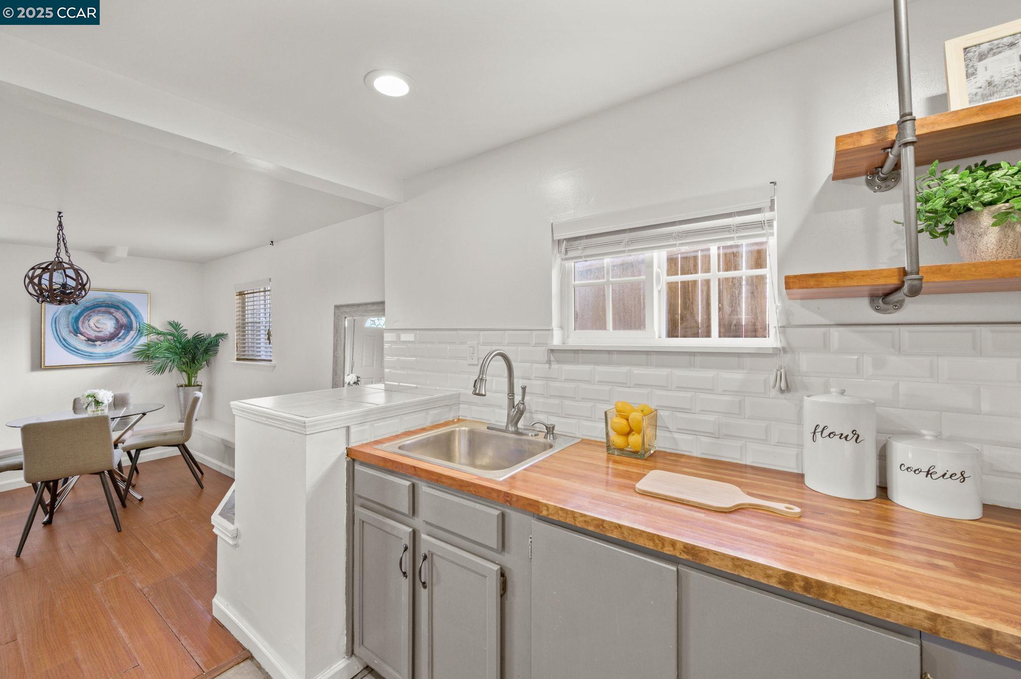 3927 Aqua Vista St