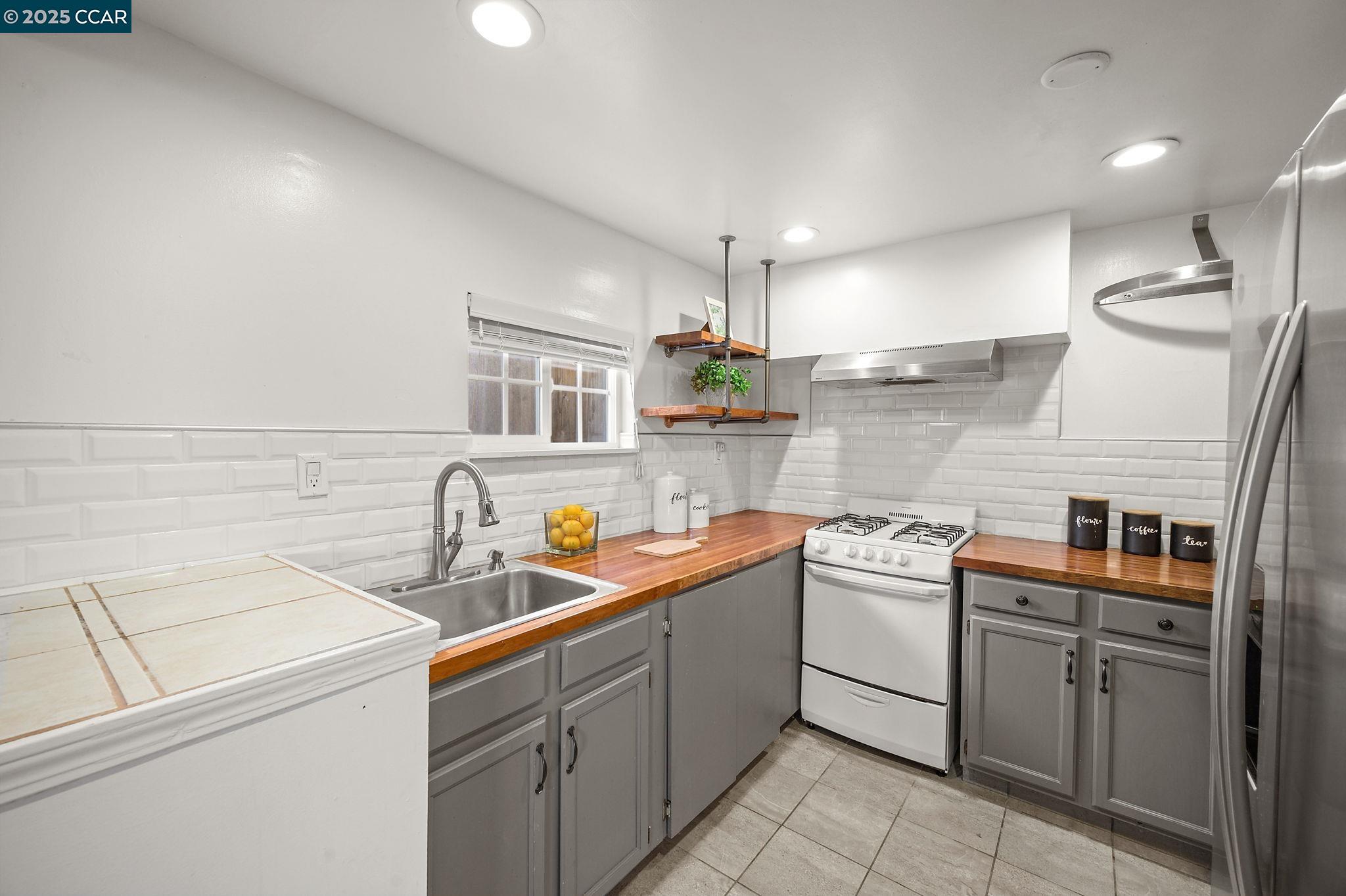 3927 Aqua Vista St