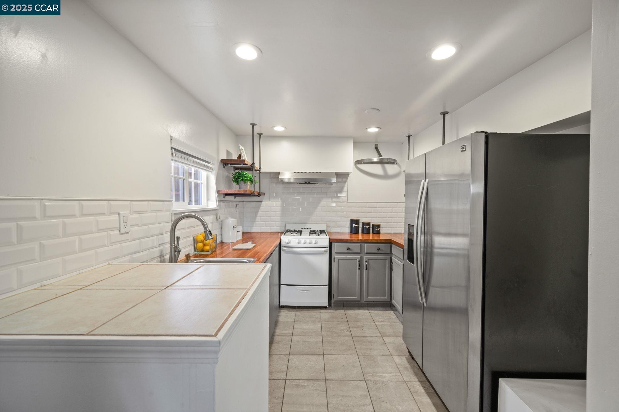 3927 Aqua Vista St