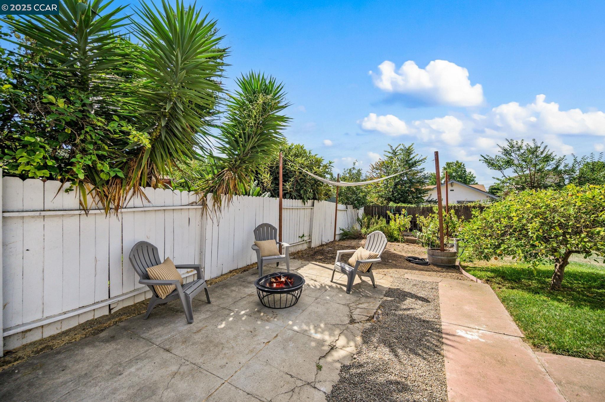 3927 Aqua Vista St