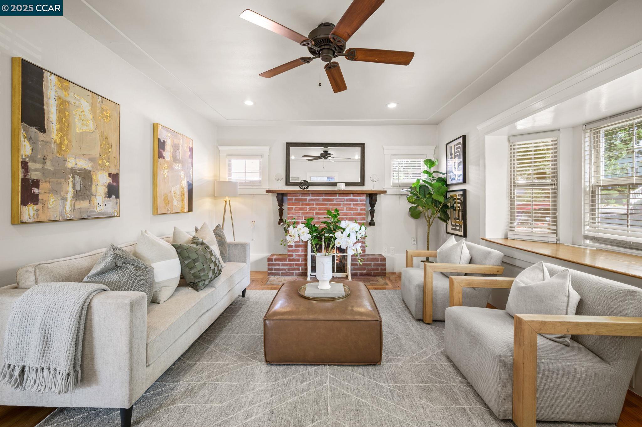 3927 Aqua Vista St