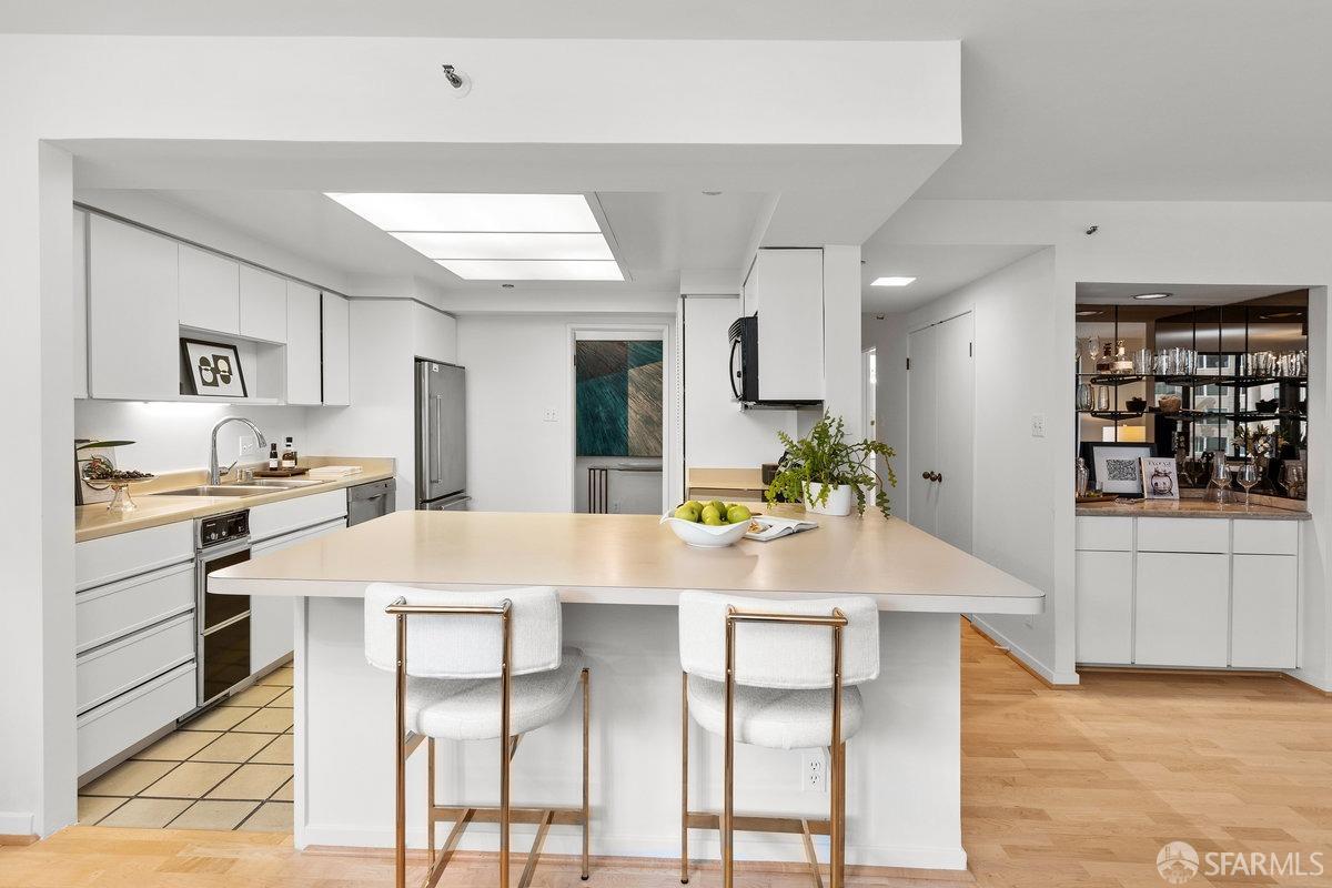 101 Lombard # 215W