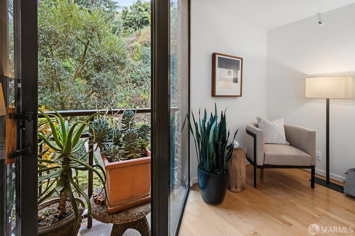 101 Lombard # 215W