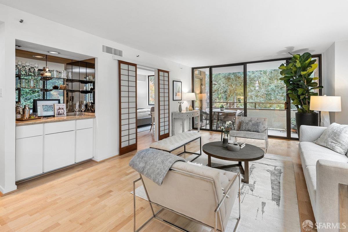 101 Lombard # 215W