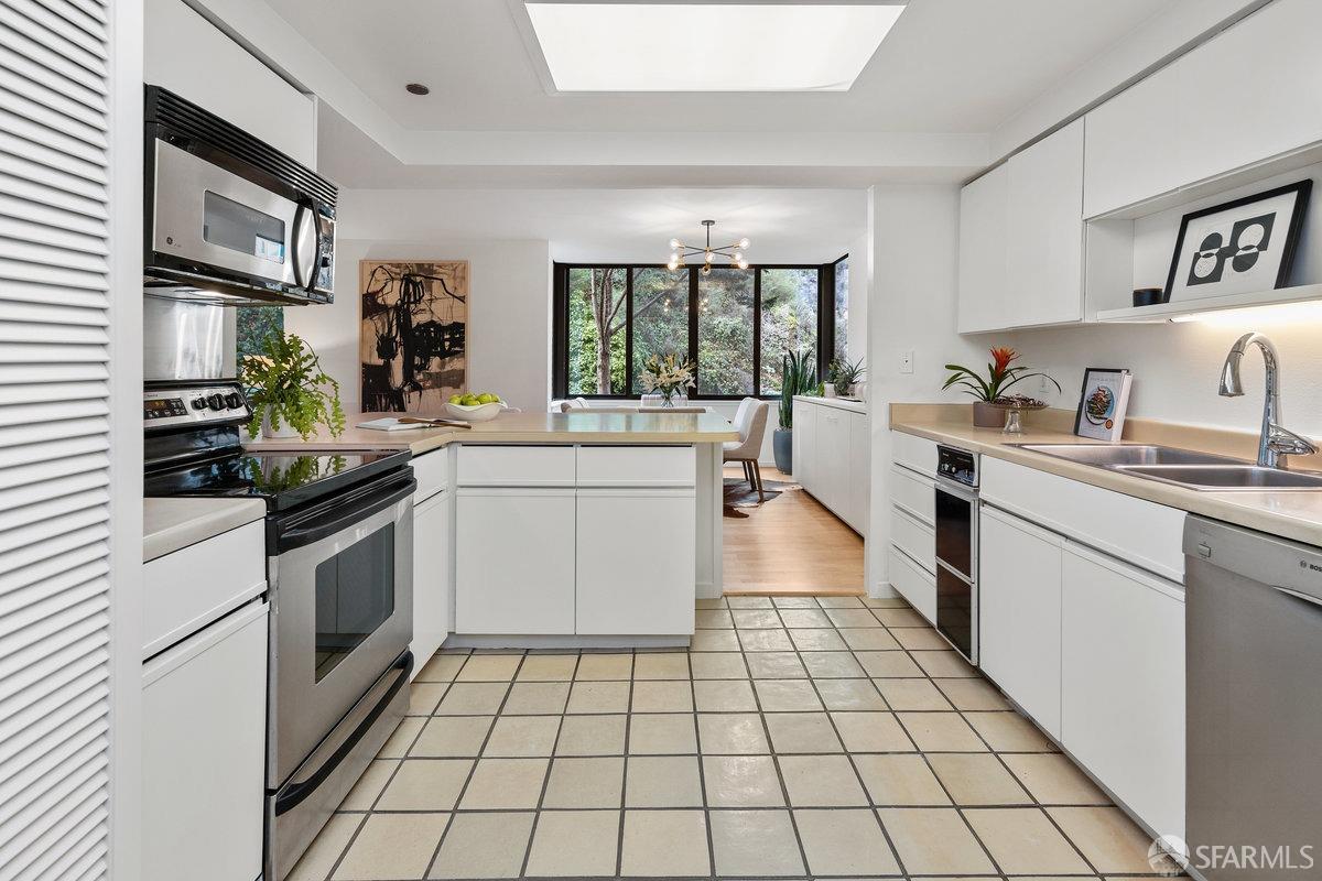 101 Lombard # 215W
