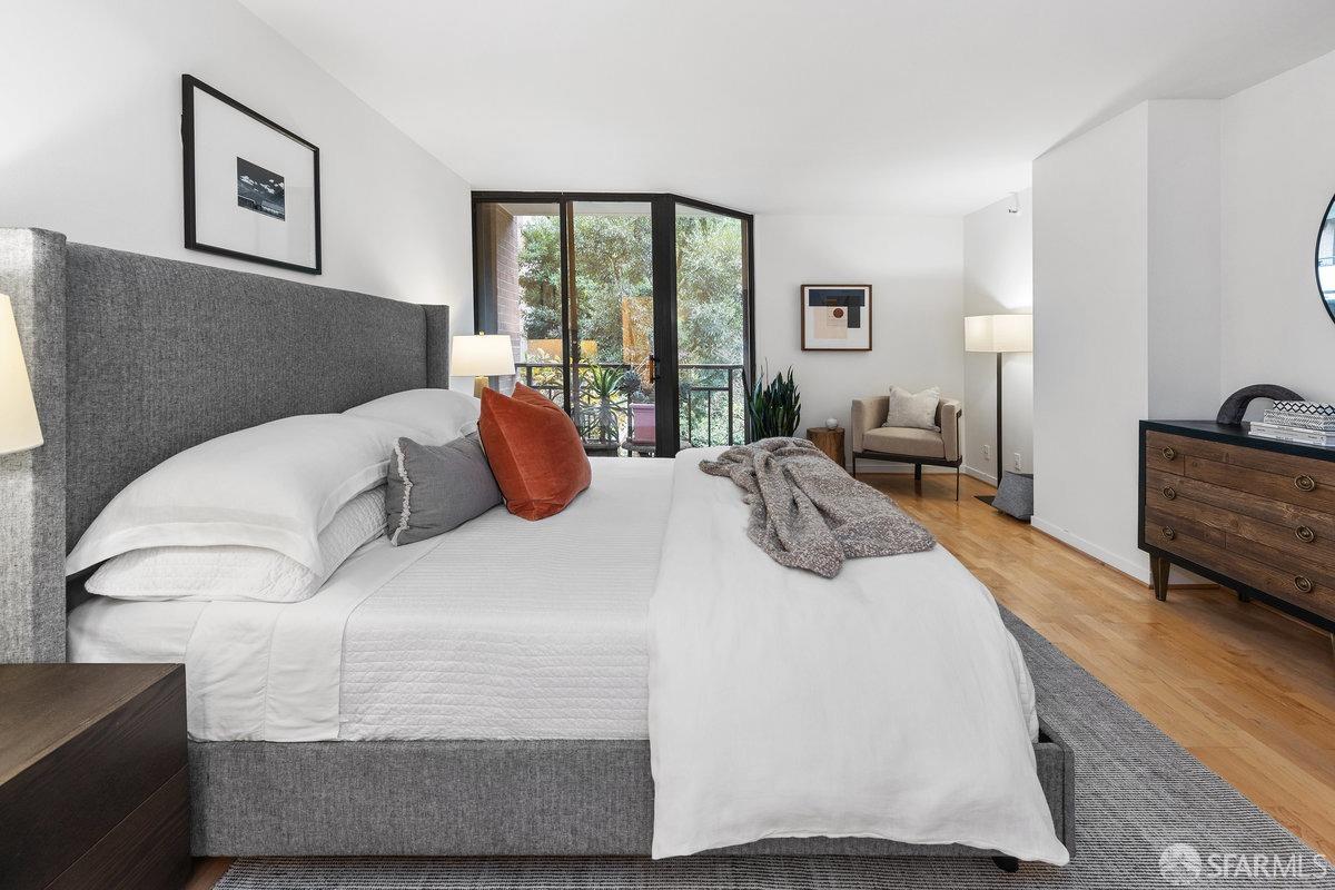 101 Lombard # 215W