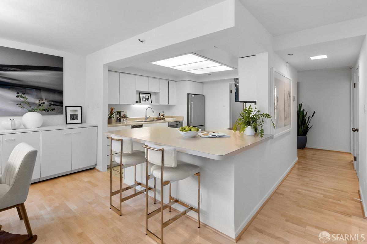 101 Lombard # 215W