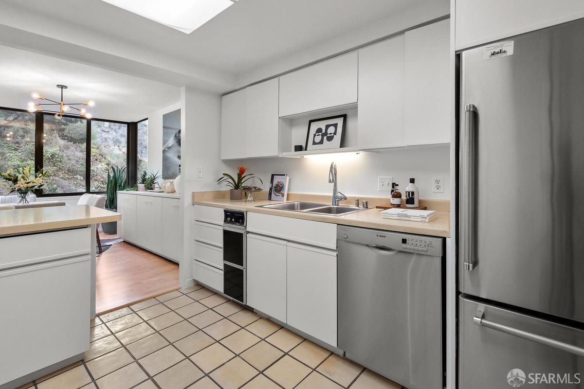 101 Lombard # 215W