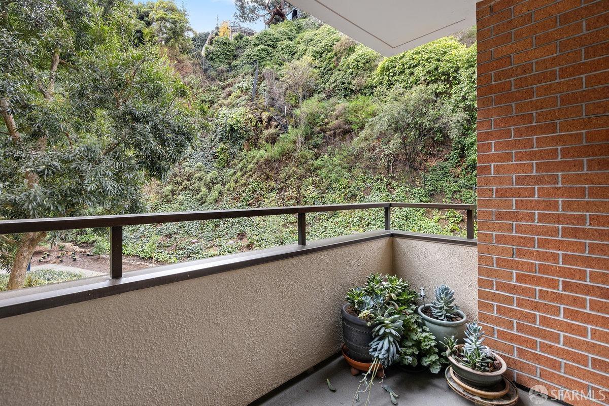 101 Lombard # 215W