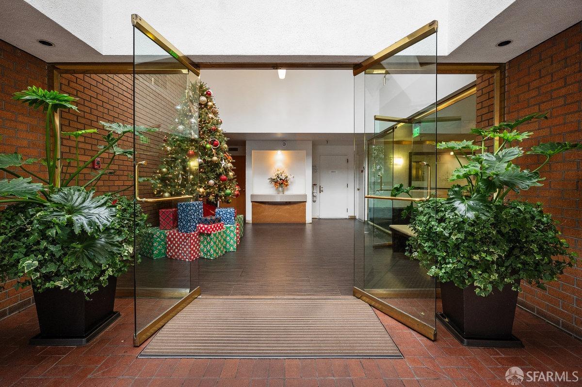 101 Lombard # 215W