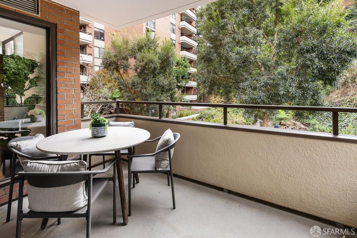 101 Lombard # 215W