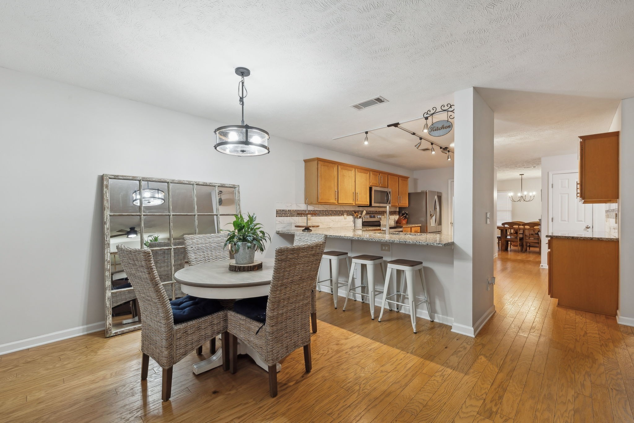 1006 Harmony Ln