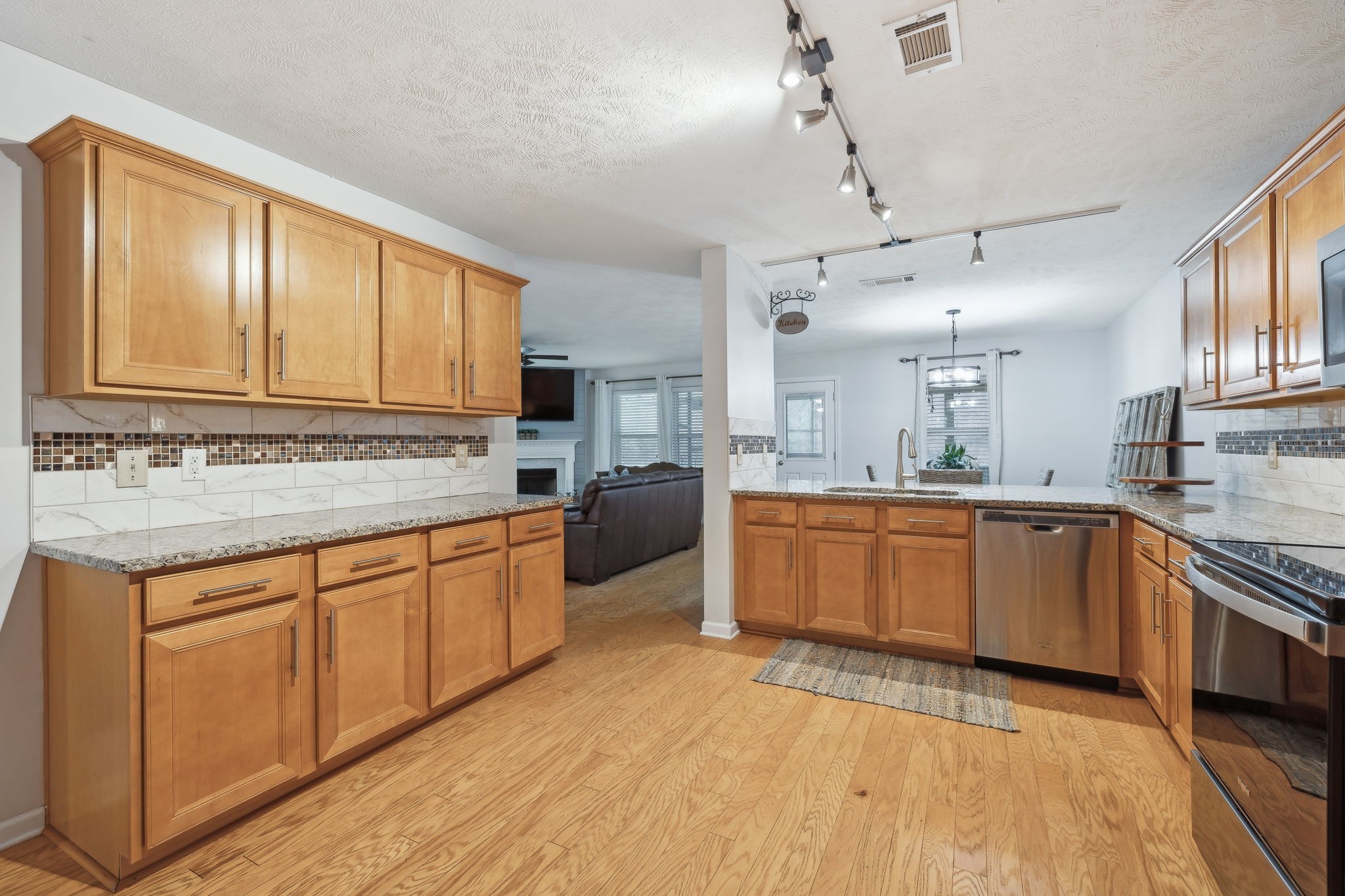 1006 Harmony Ln