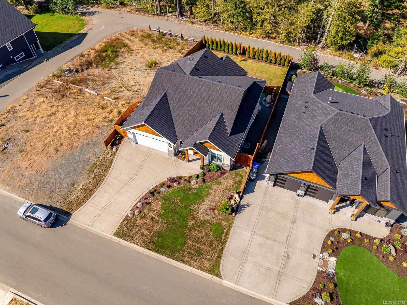 3248 Klanawa Cres