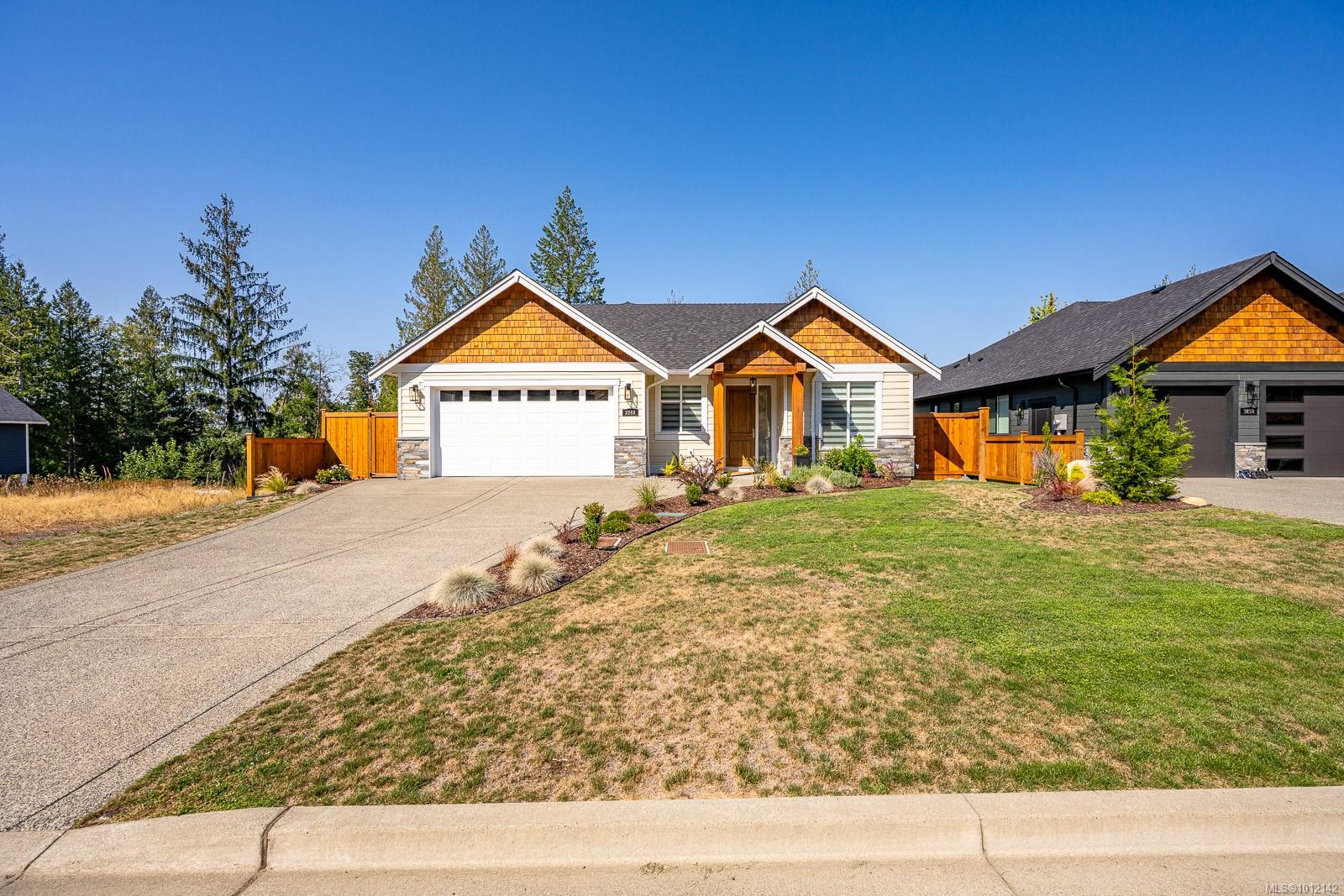 3248 Klanawa Cres