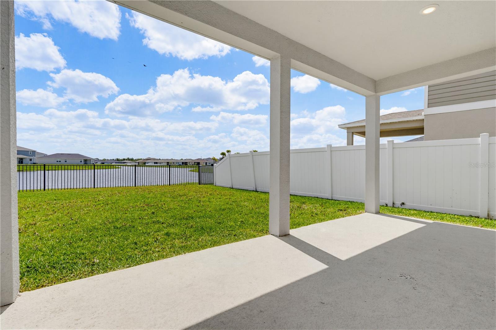 9395 SANDY BLUFFS CIR