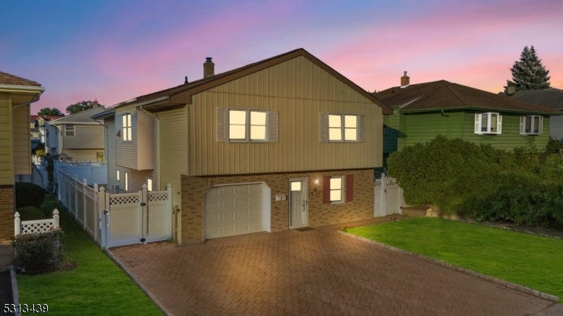 8 Iris Ln