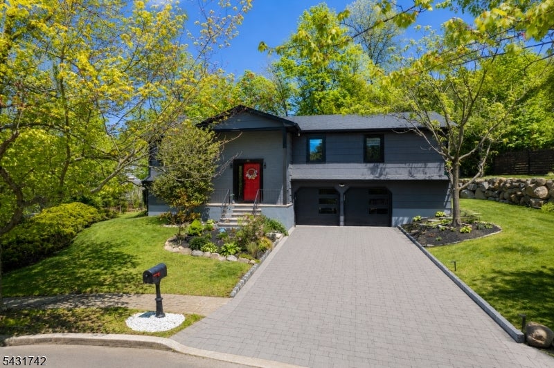 40 Schirra Dr