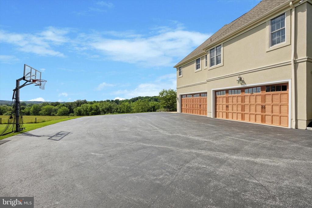 1117 Legacy Ln