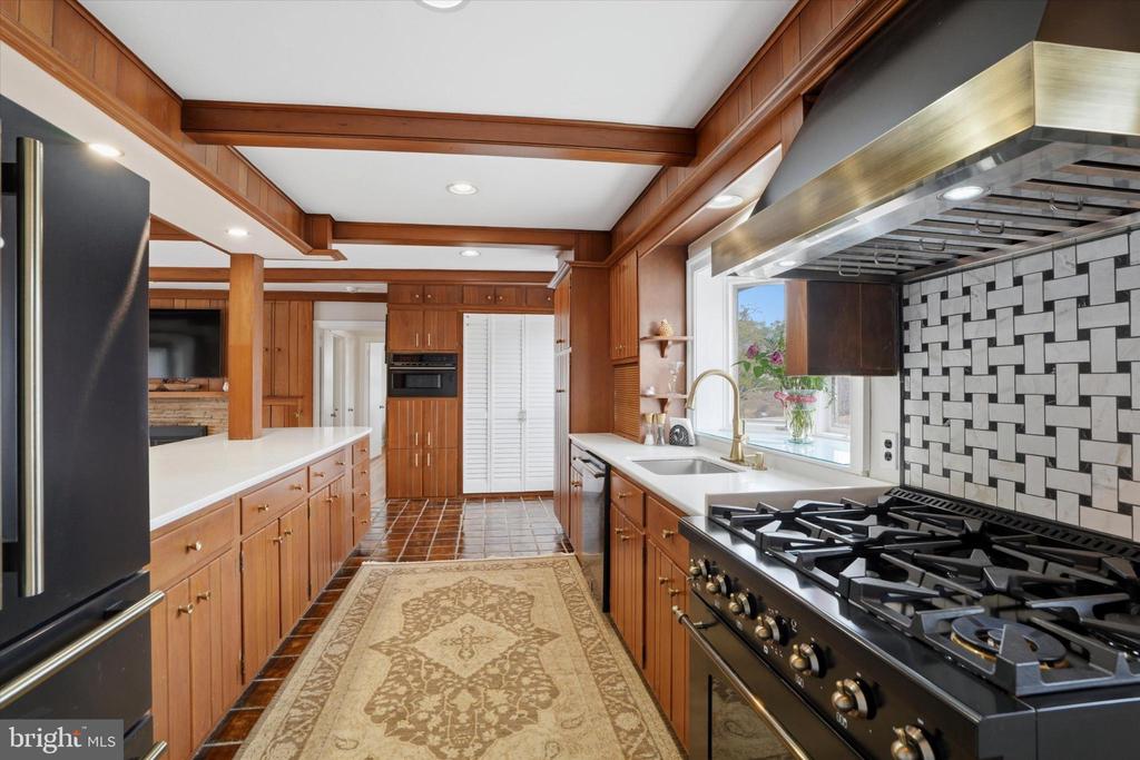 875 LOCUST GROVE ROAD