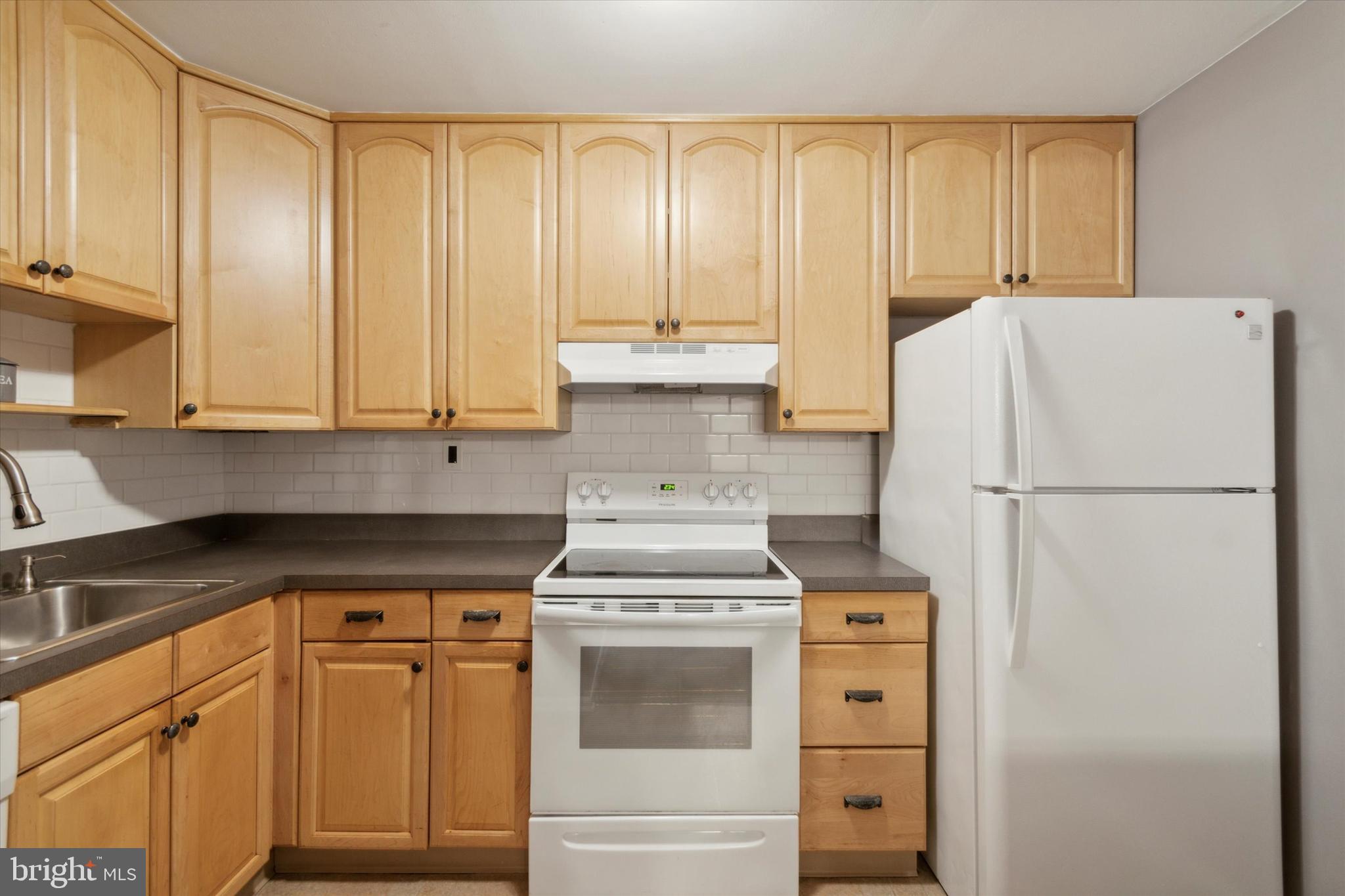 852-B Putnam Blvd