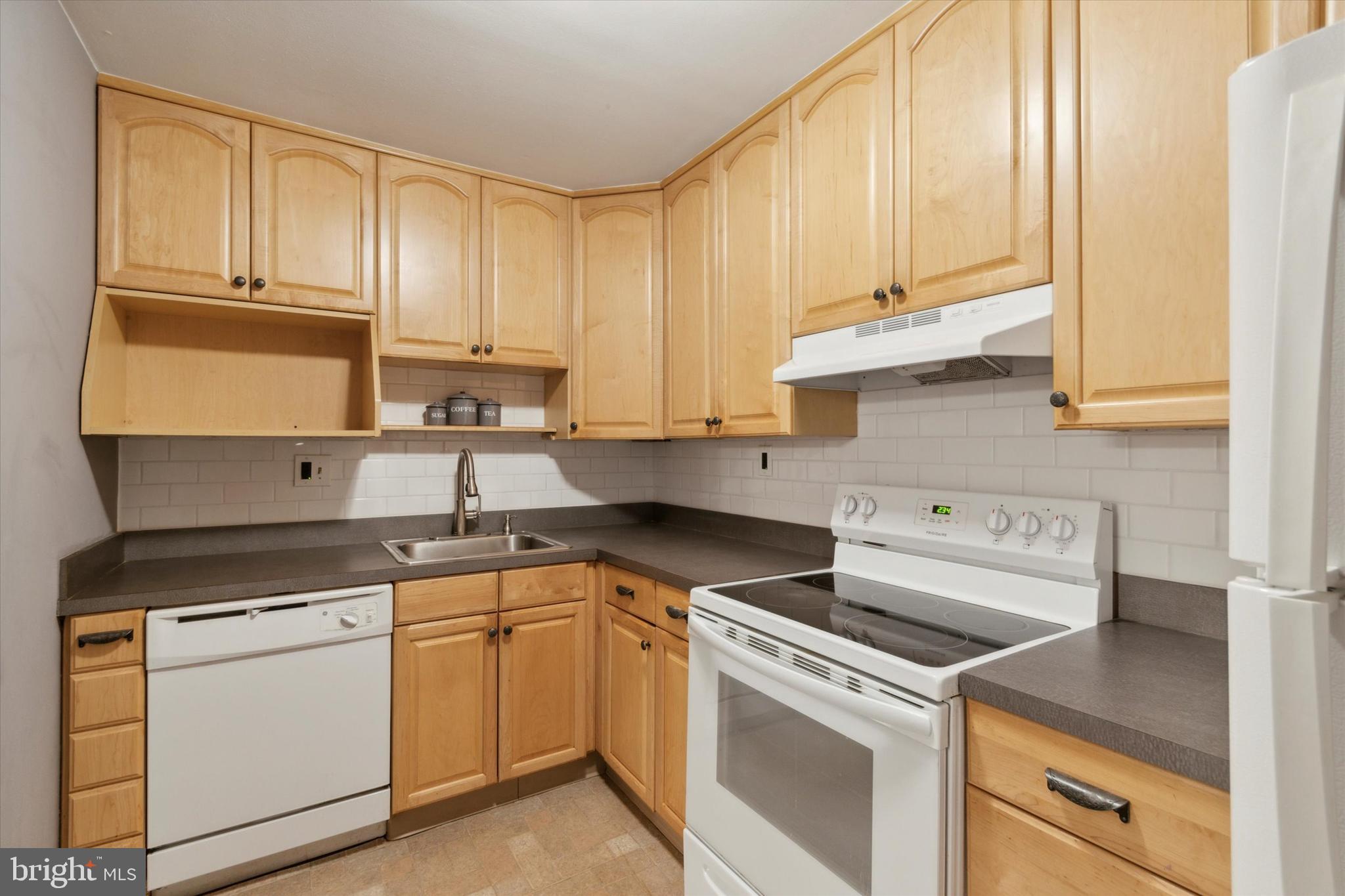 852-B Putnam Blvd