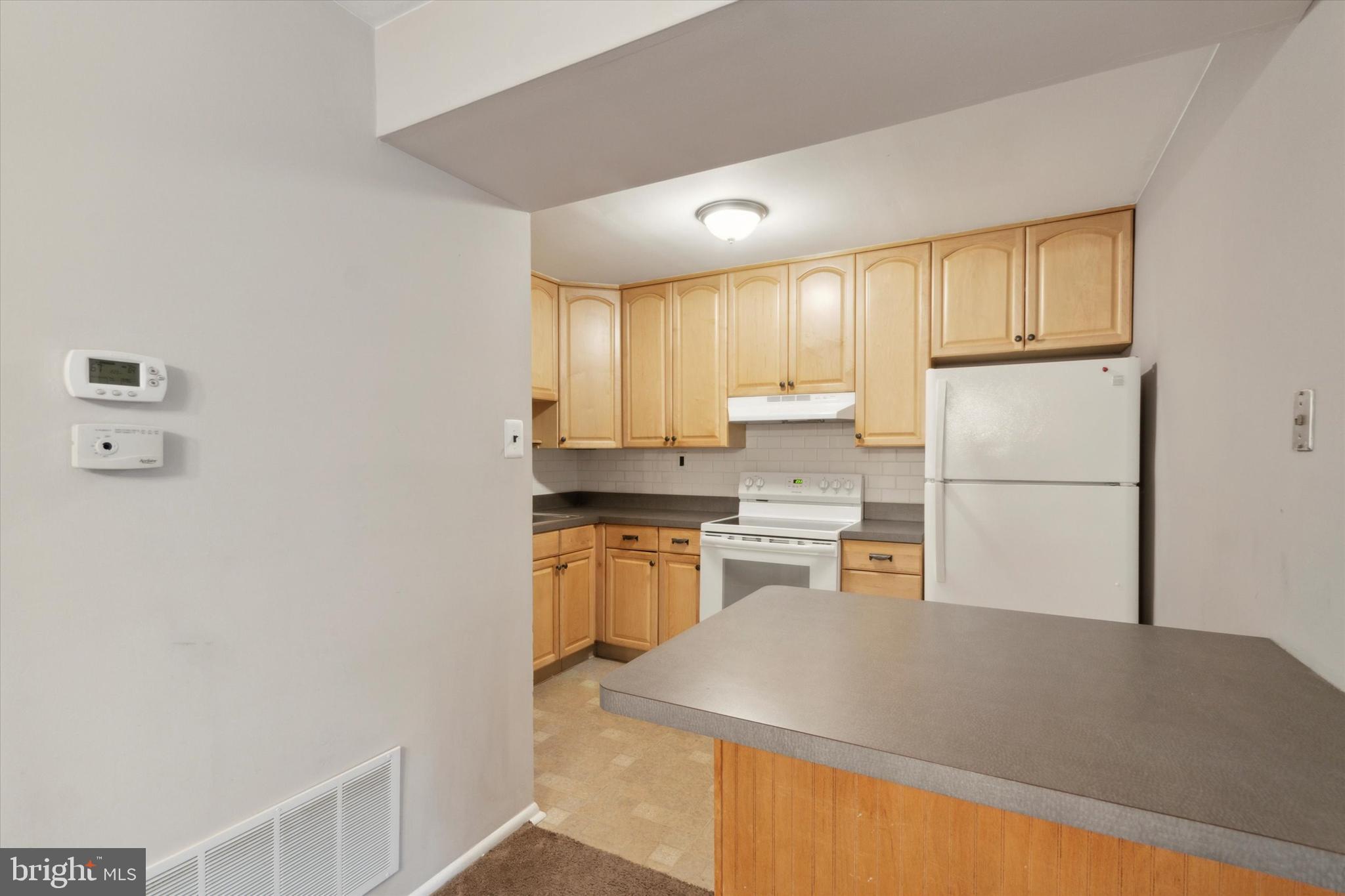 852-B Putnam Blvd