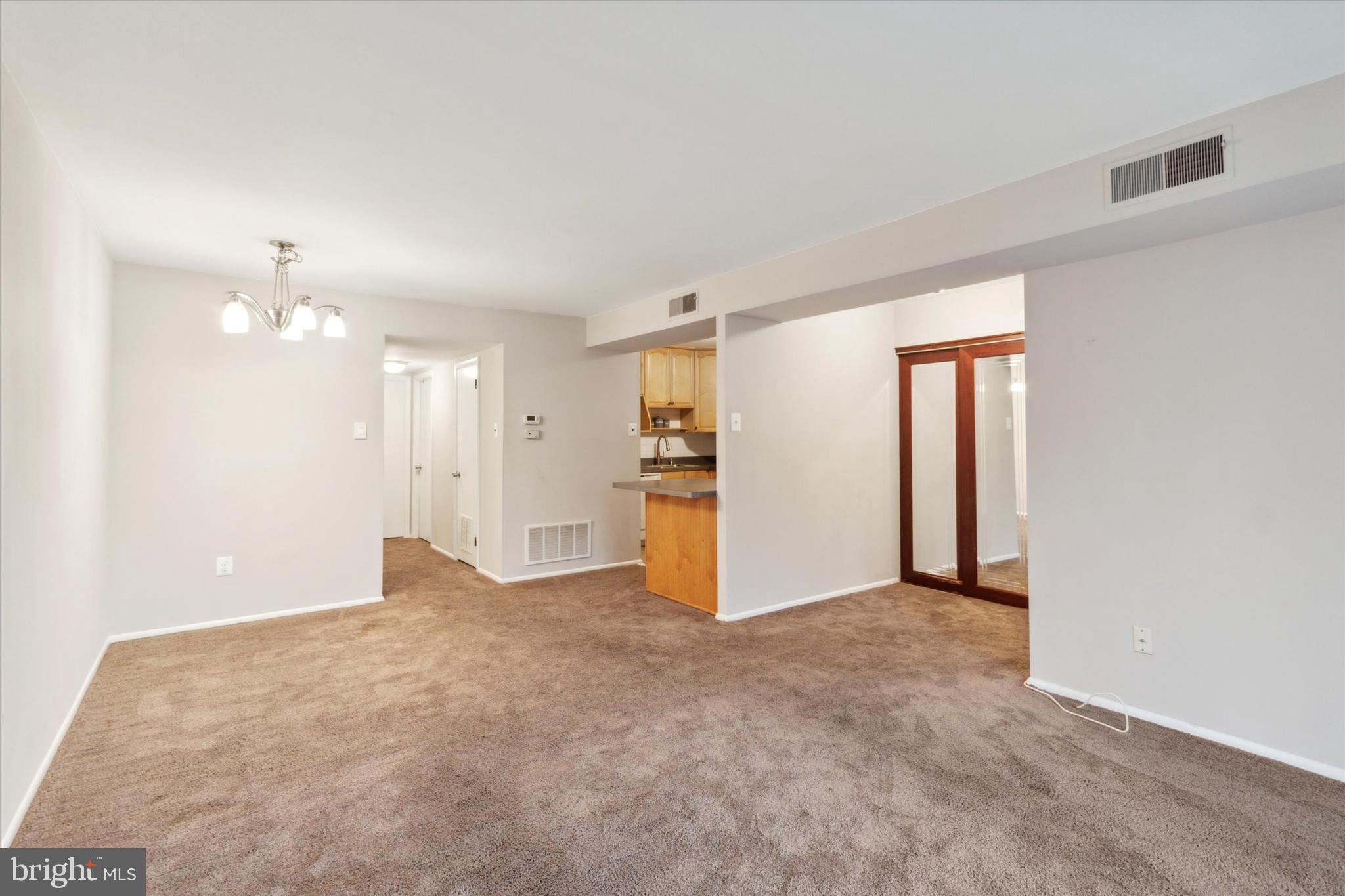 852-B Putnam Blvd