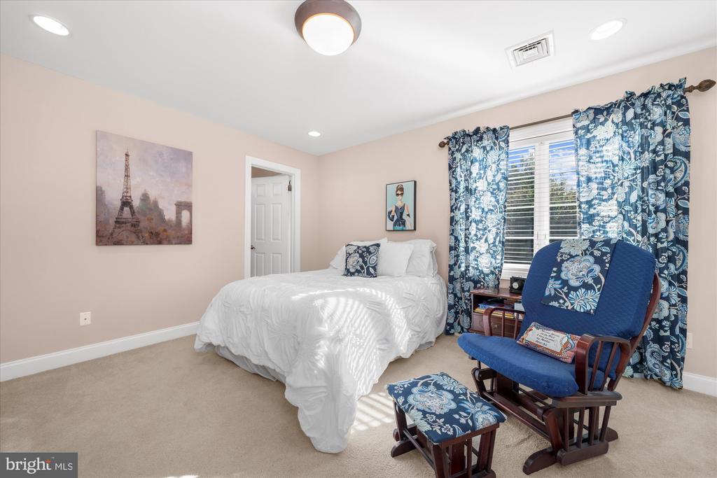 6 GREYSTONE CIRCLE
