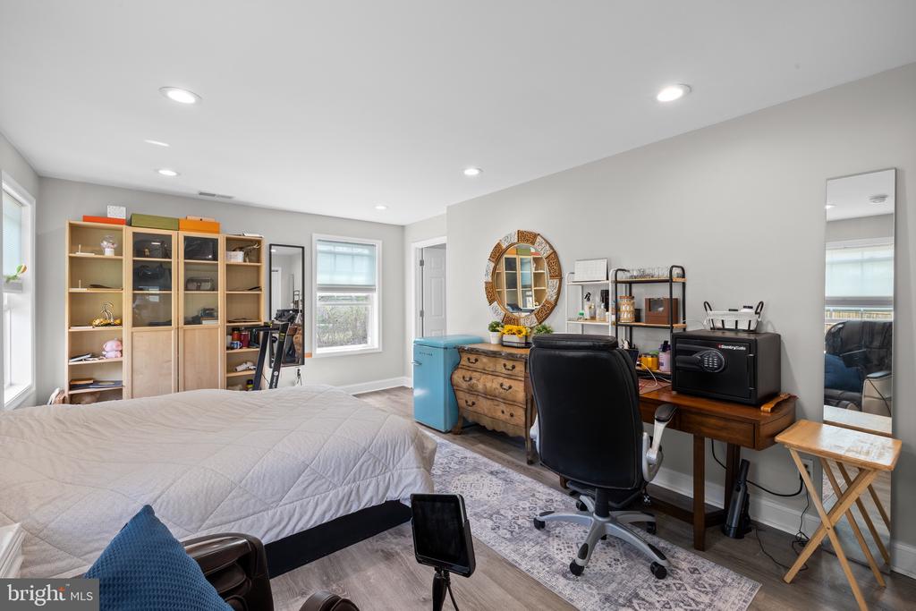 711 HEDGEROW DRIVE