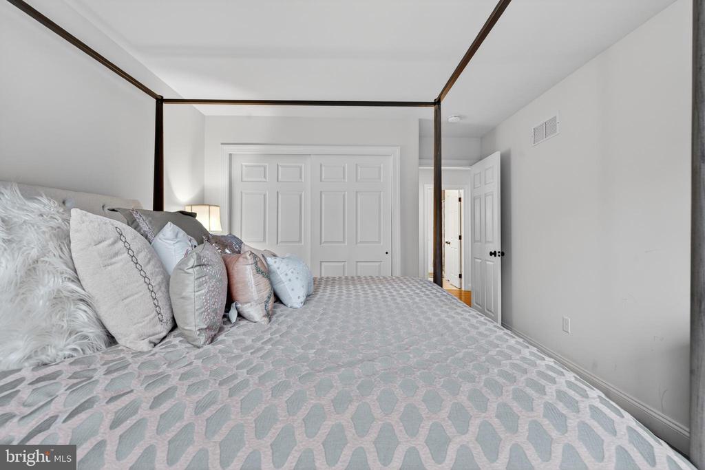 7 OVERFIELD LANE