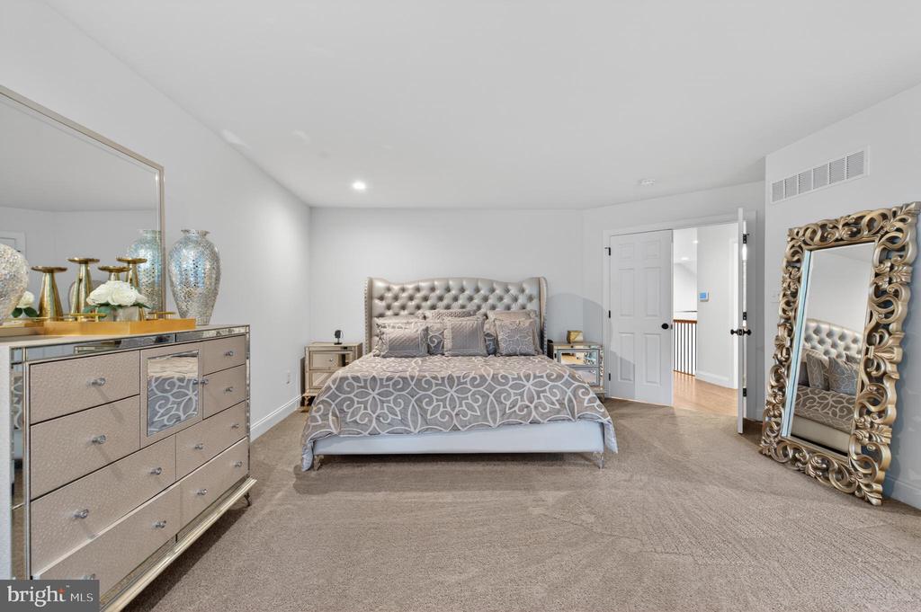 7 OVERFIELD LANE