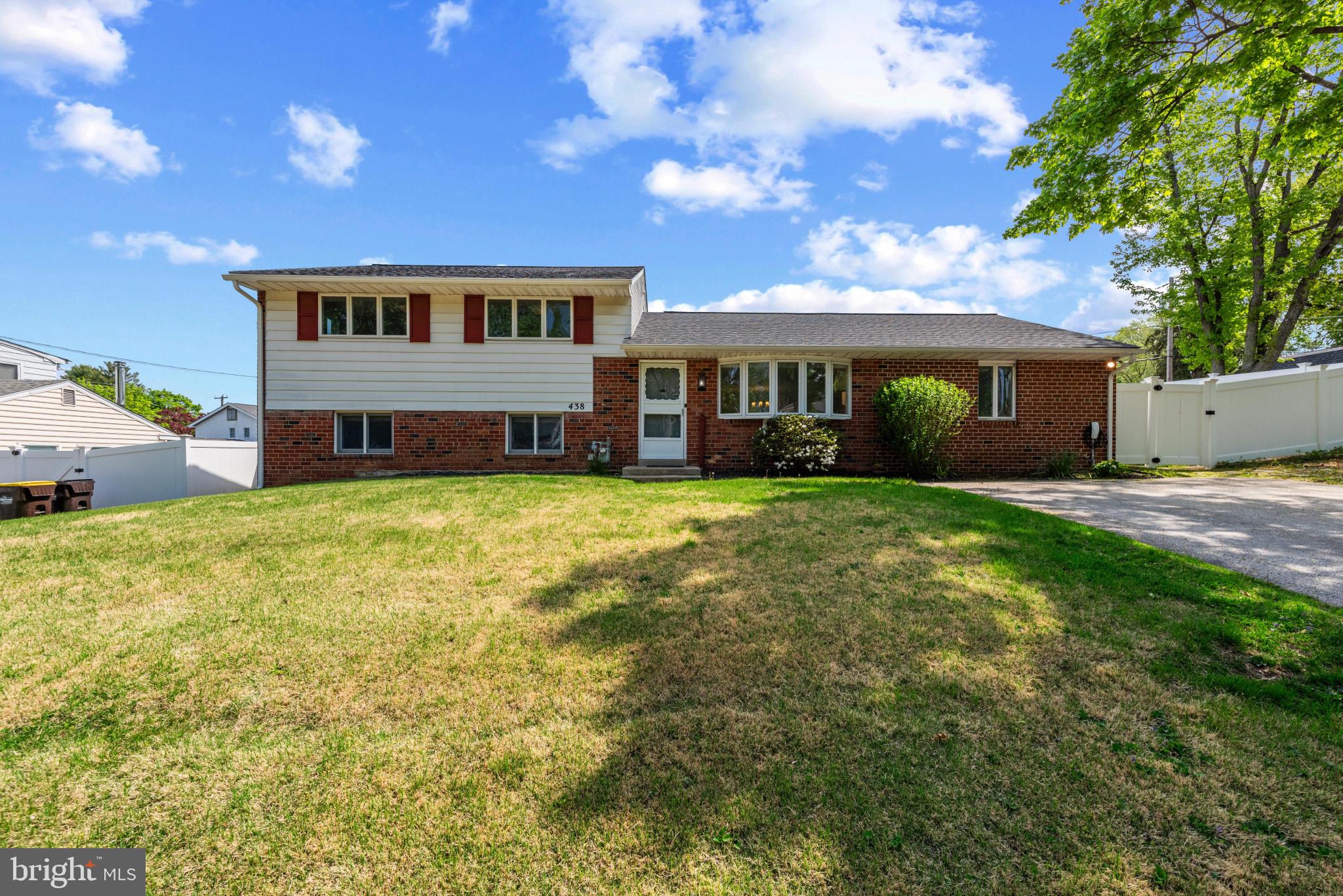 438 Hillside Rd