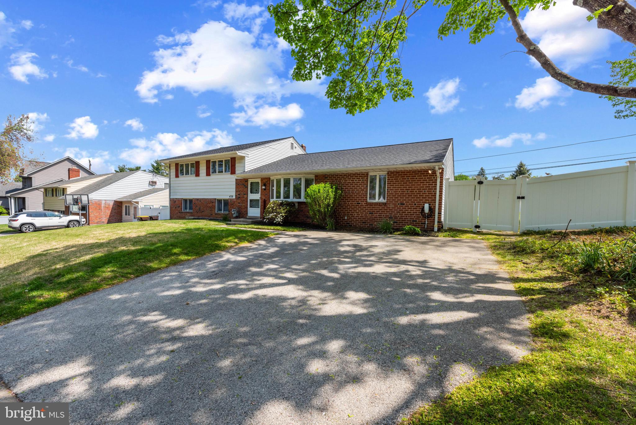 438 Hillside Rd