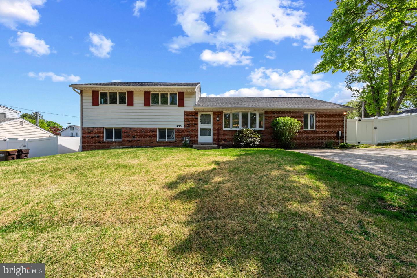438 Hillside Rd
