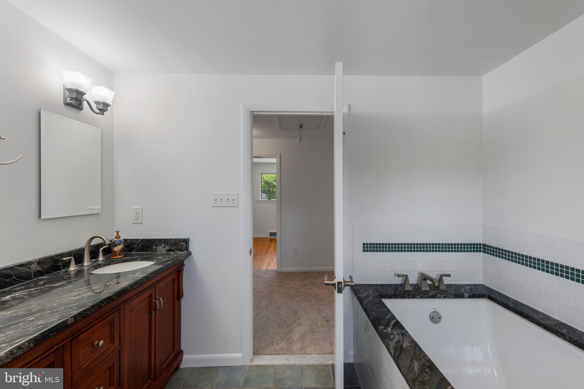 438 Hillside Rd