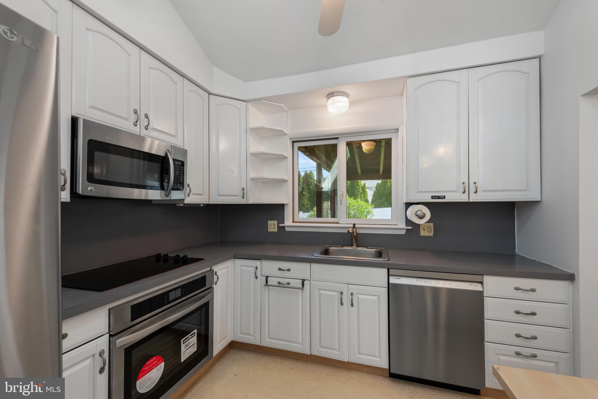 438 Hillside Rd
