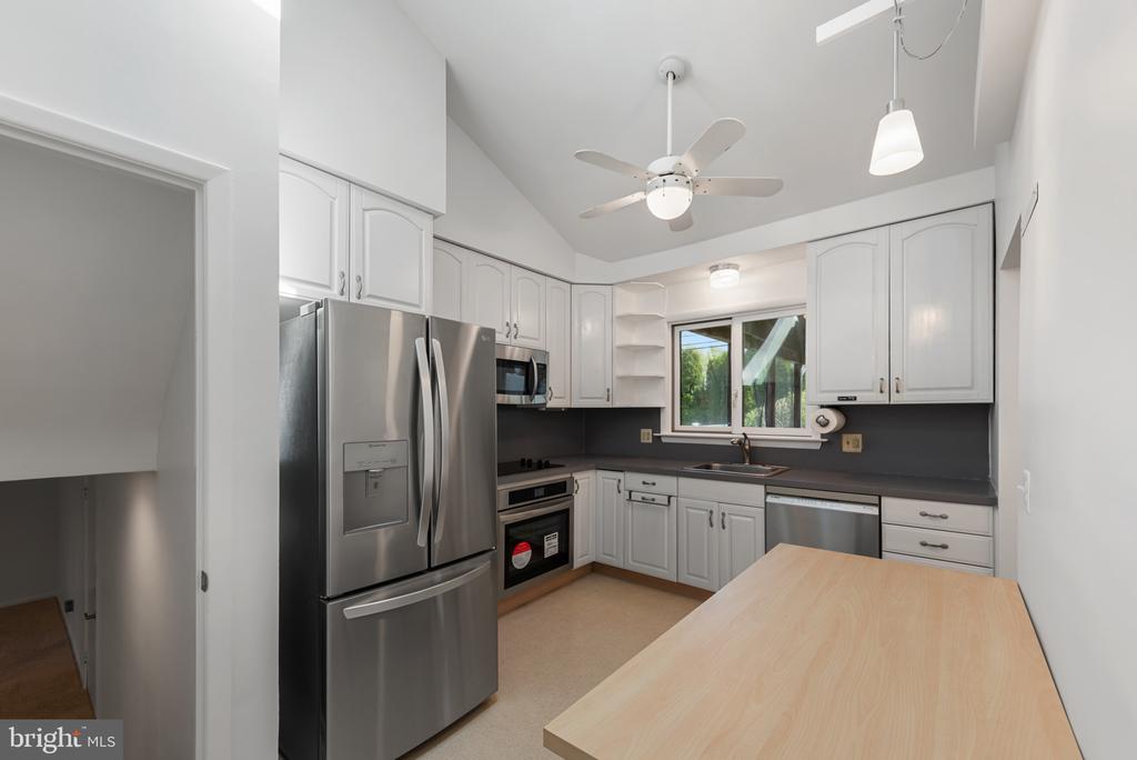 438 Hillside Rd