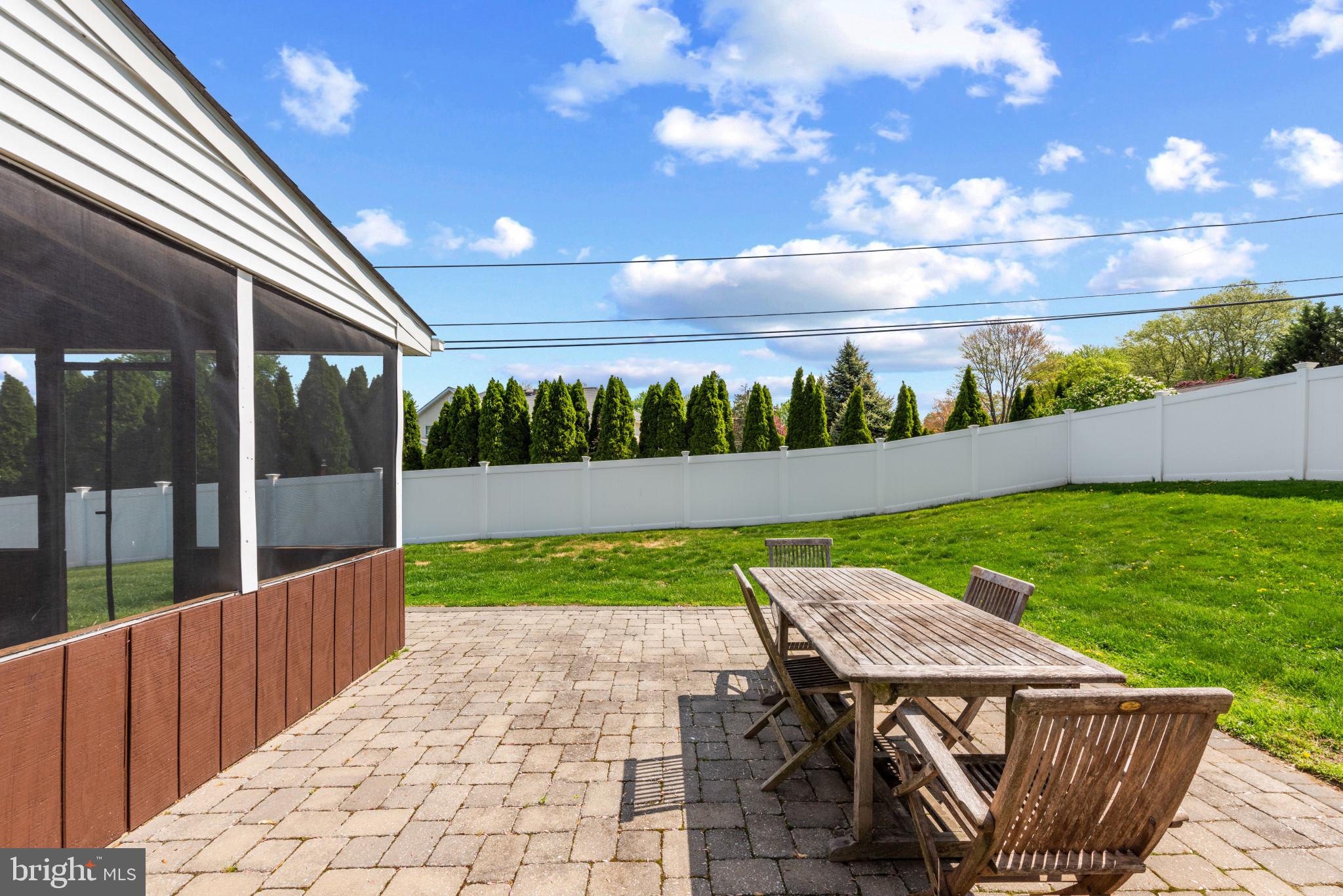 438 Hillside Rd