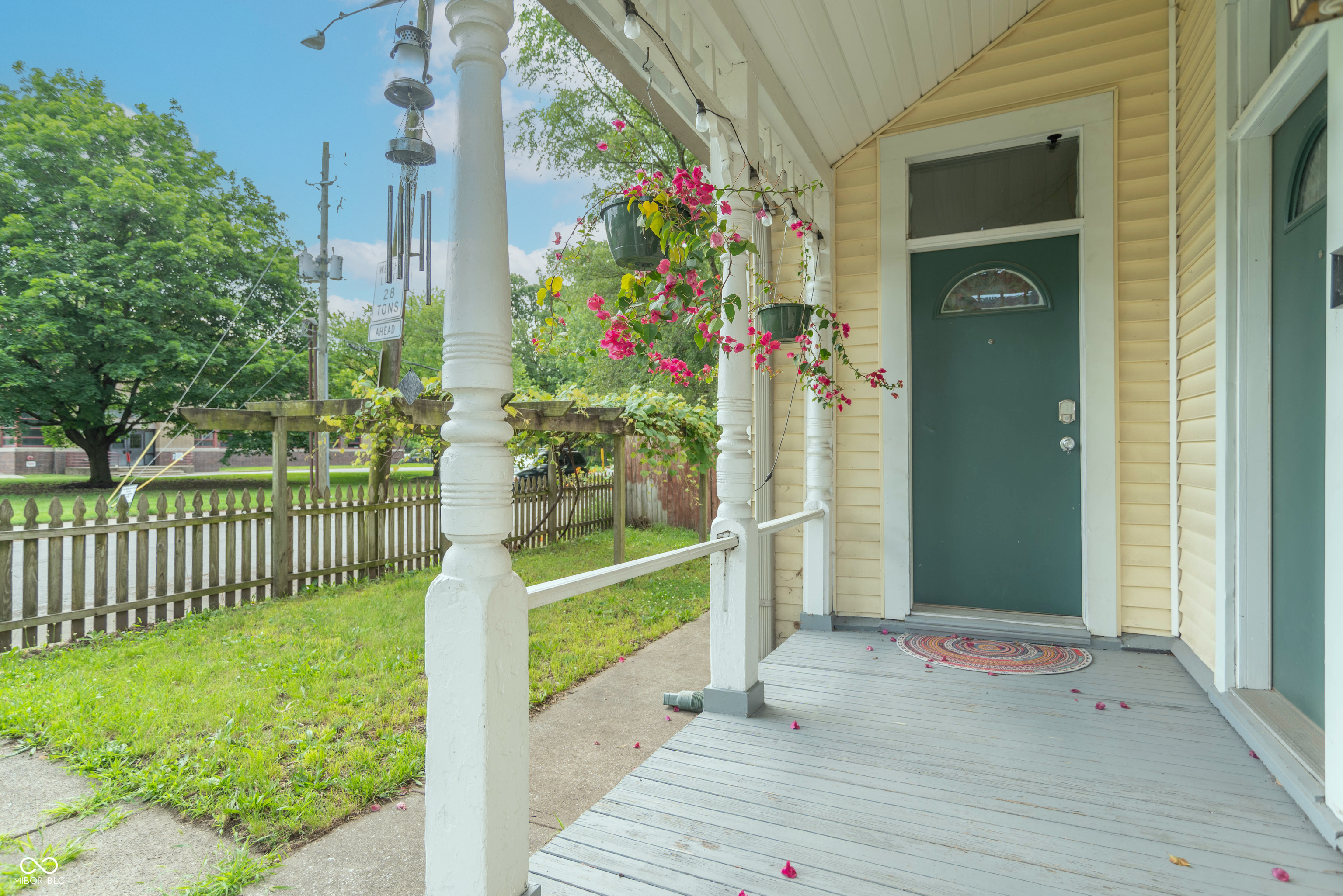 1323 E 10th Street