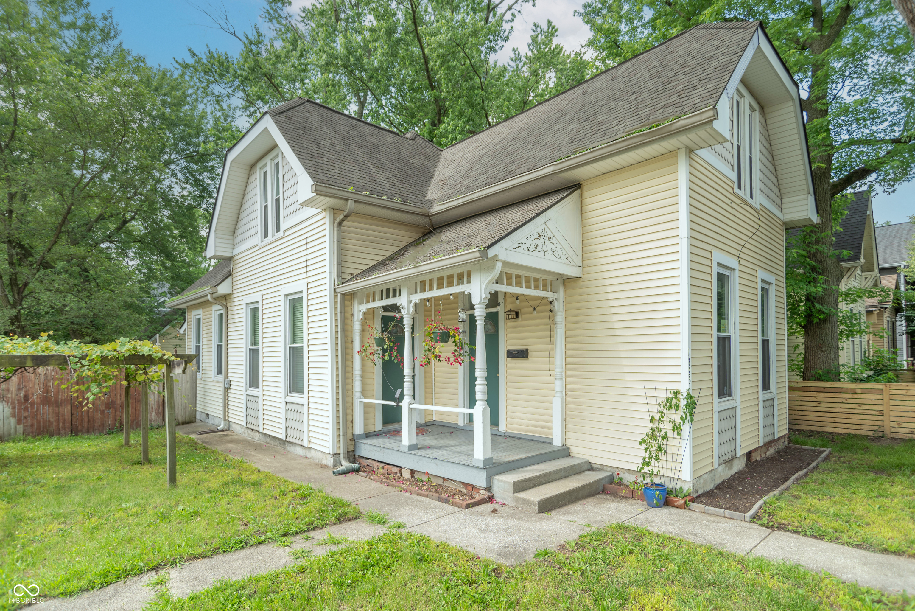 1323 E 10th Street