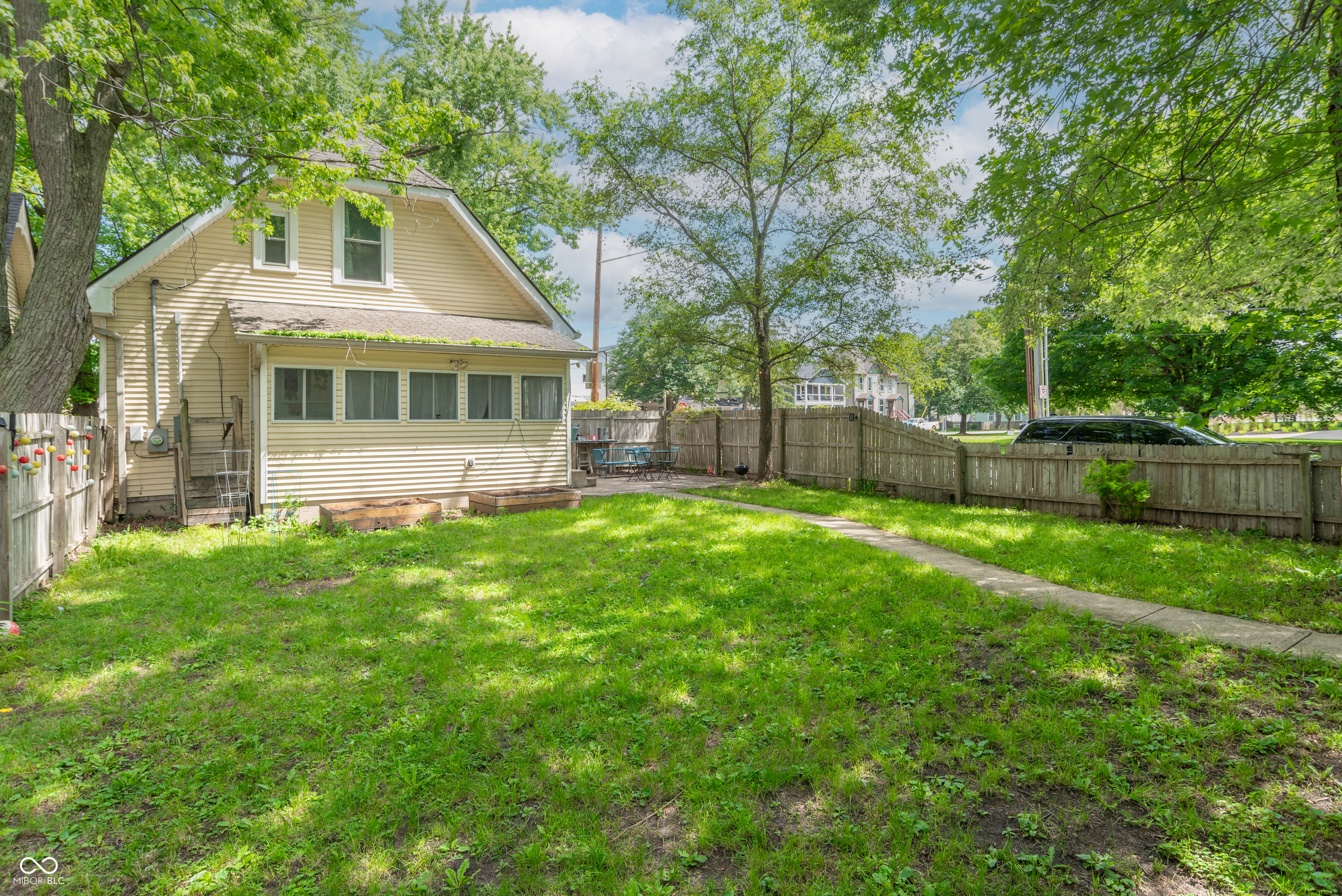 1323 E 10th Street