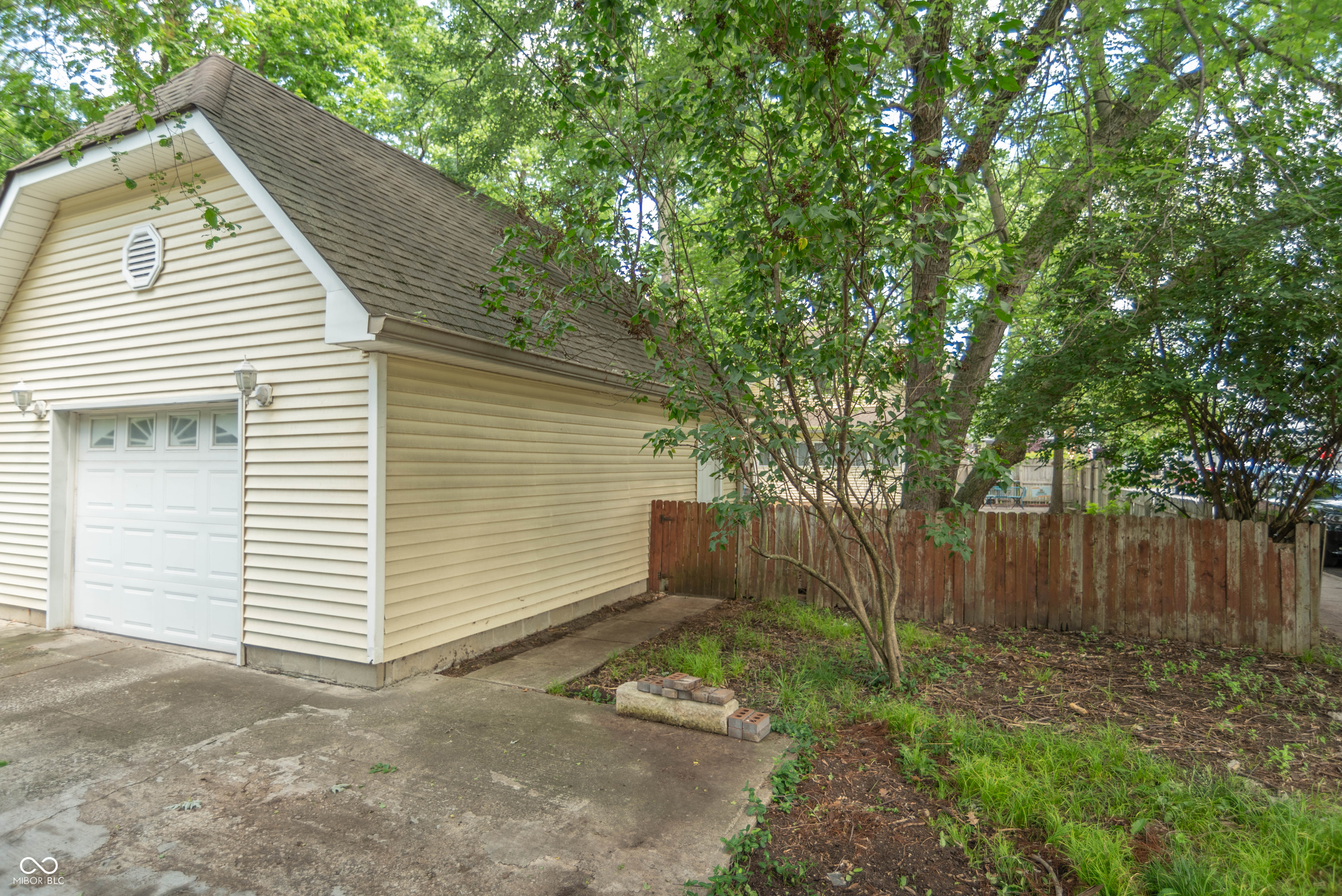 1323 E 10th Street