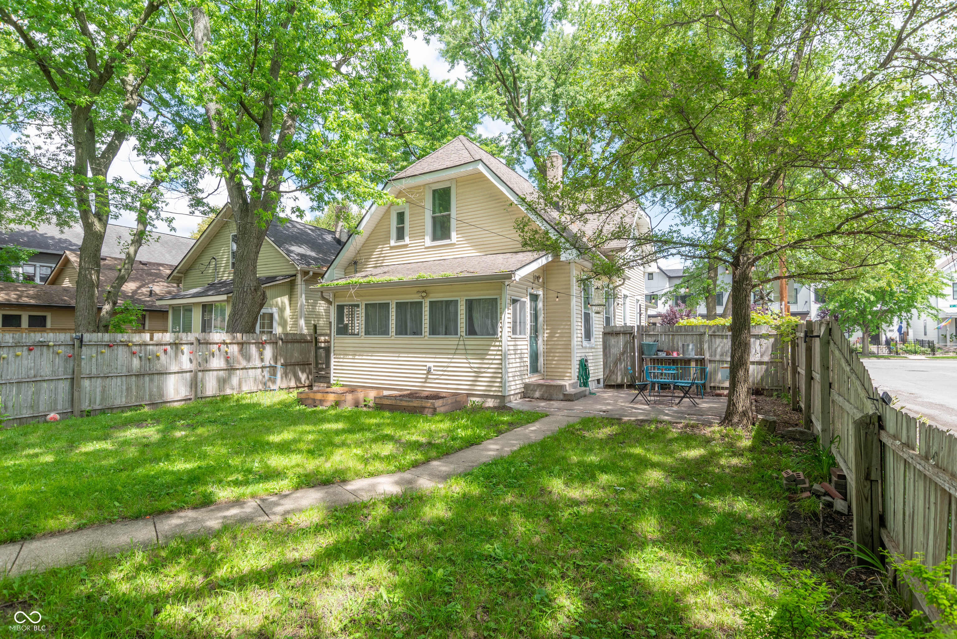 1323 E 10th Street