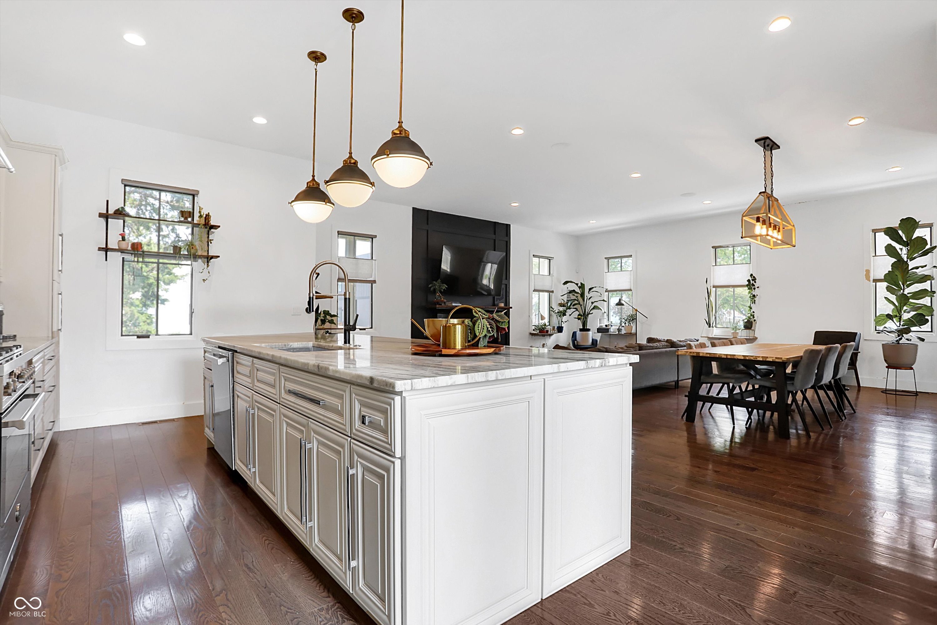 1102 N Beville Avenue