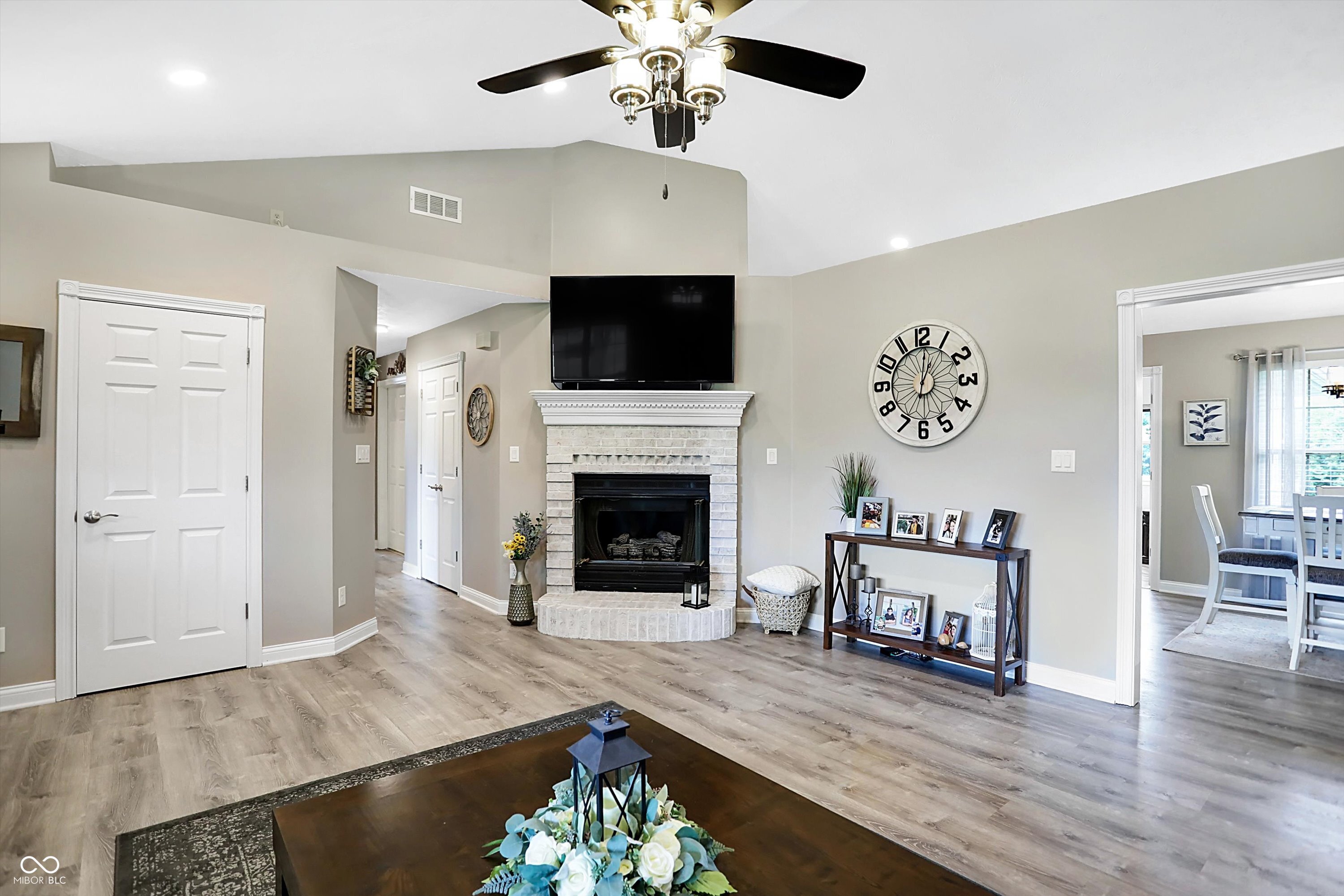 8248 N Mt Vernon Court
